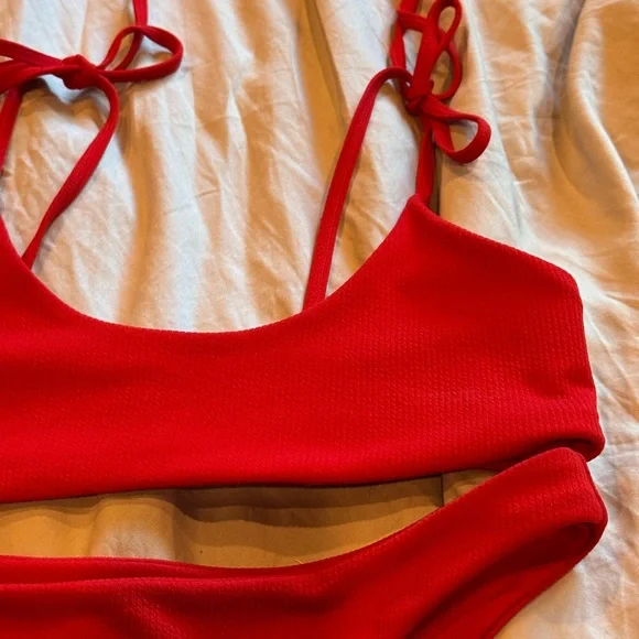Red bikini - Picture 2 of 3